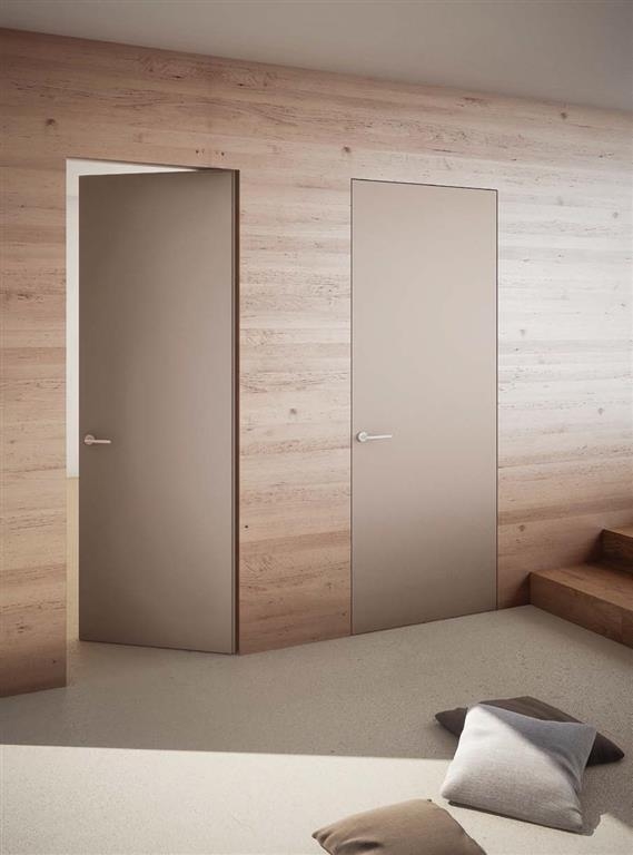 Porta a battente laccata filo muro