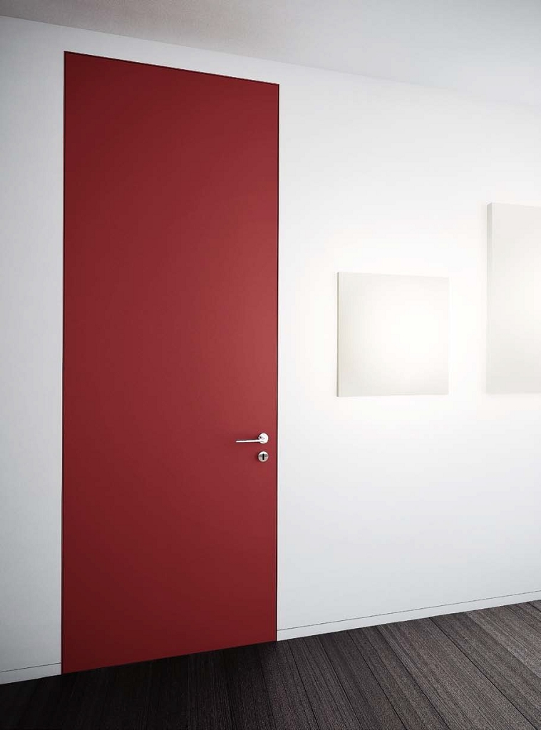 Porta a battente laccata rossa filo muro